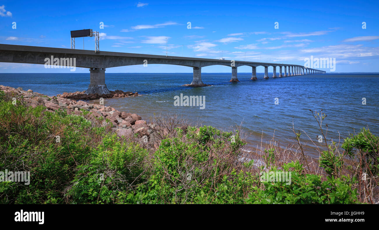 Costa rocciosa del New Brunswick, accanto al ponte di confederazione di Prince Edward Island. Confederazione Bridge è la più lunga del mondo bridge Foto Stock