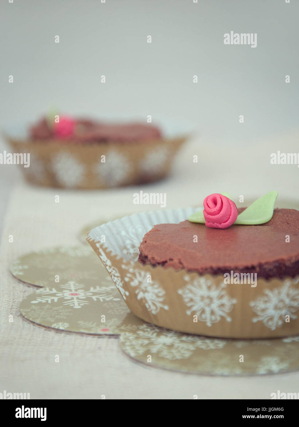 Brownie al cioccolato decorate con glassa fondente Foto Stock