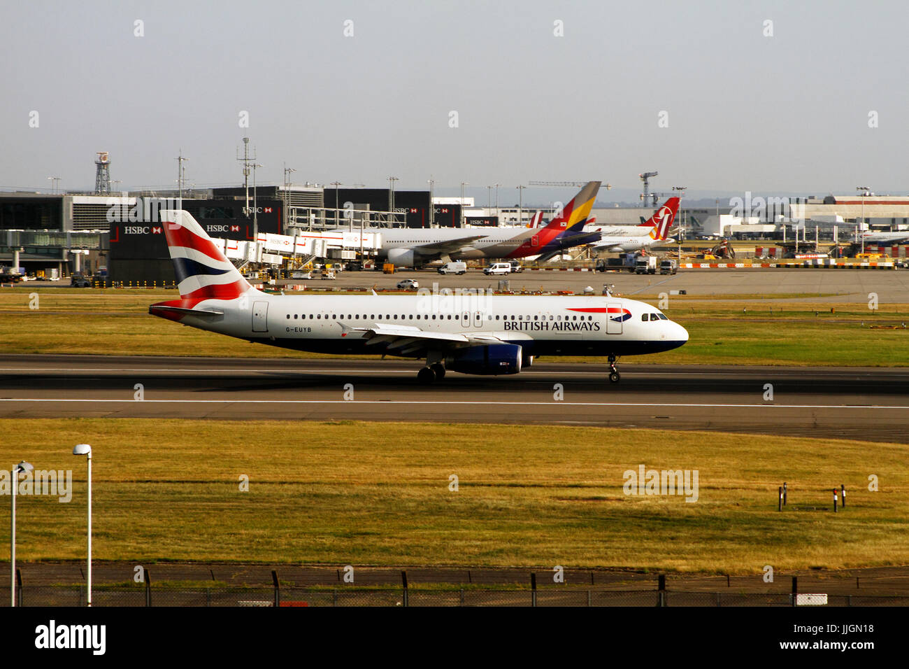 G-EUYB - Airbus A320-232 - British Airways Airbus A320 famiglia consiste di breve e medio raggio, corpo stretto, passeggeri commerciale twin-motore Foto Stock