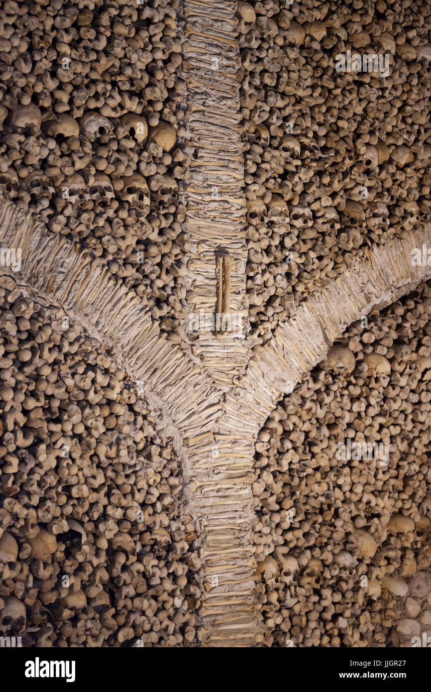 Évora, Portogallo: Dettaglio di una parete a Capela dos Ossos (Cappella delle Ossa). L'importante monumento fu costruito nel XVI secolo da un monaco Francescano Foto Stock