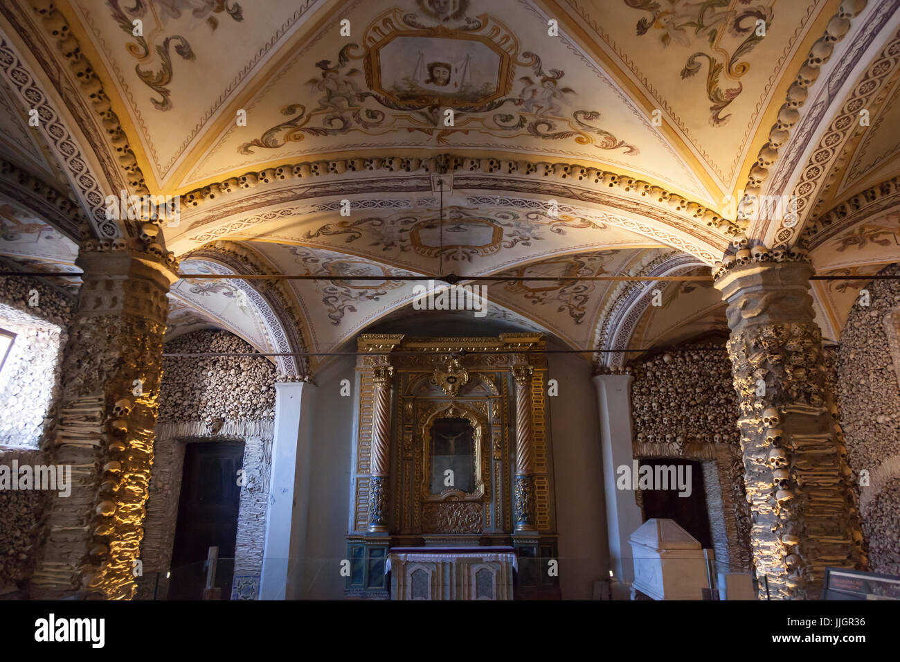 Évora, Portogallo: Altare della Capela dos Ossos (Cappella delle Ossa). L'importante monumento fu costruito nel XVI secolo da un monaco francescano accanto a th Foto Stock