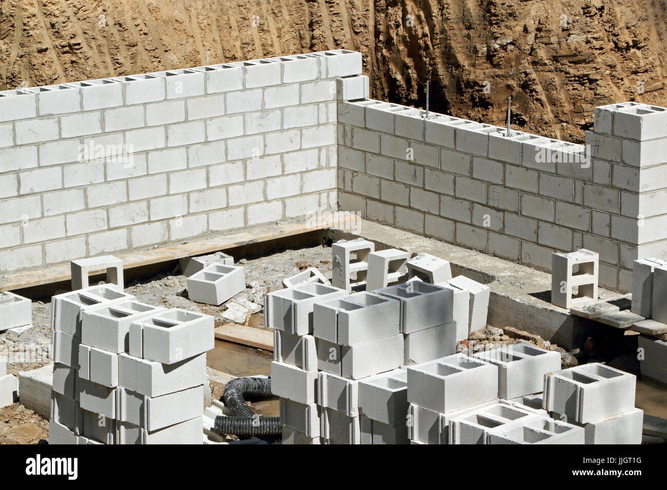 Costruzione di una fondazione cinderblock Foto Stock