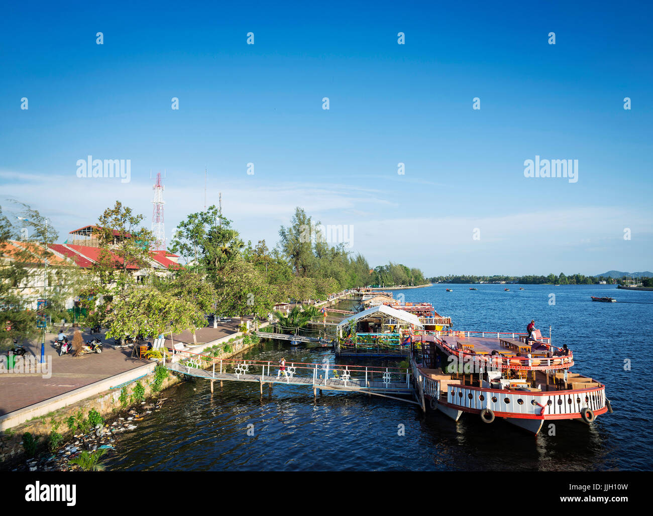 Vista del battello fluviale ristoranti turistici nella città di Kampot Cambogia Foto Stock