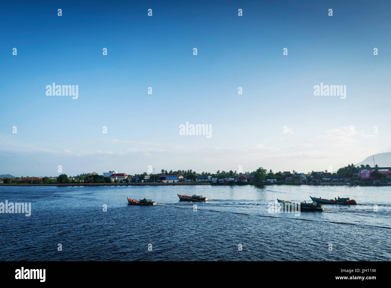 Vista delle tradizionali barche da pesca sul fiume kampot in Cambogia Foto Stock