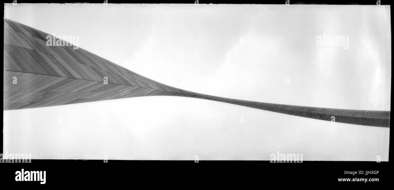 Immagine panoramica dell'arco di Saint Louis, Missouri da un punto di vista insolito. Foto Stock
