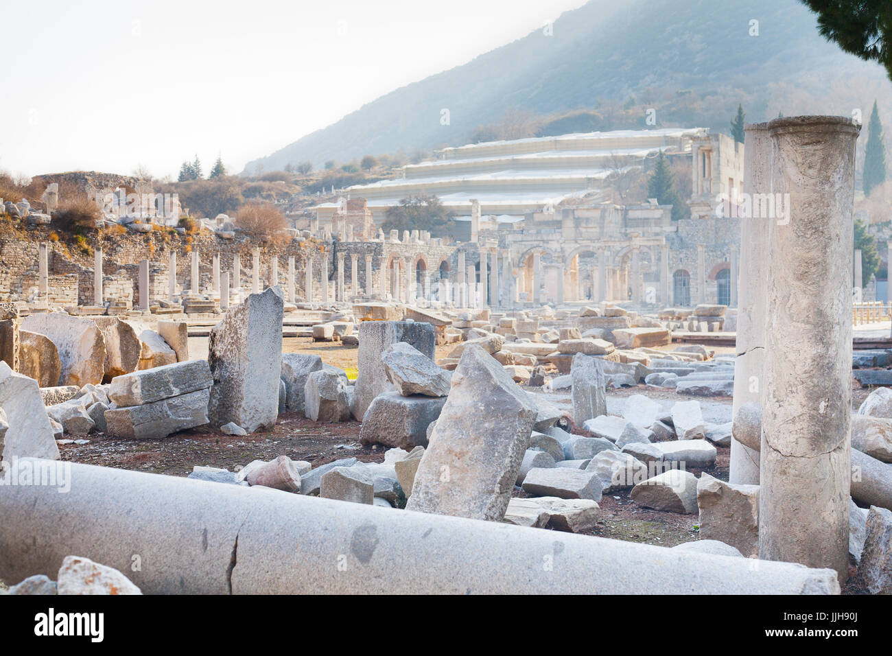 Romano pilastri di pietra e terrazzamenti hosues rovine da agora in Efeso sito archeologico in Turchia Foto Stock