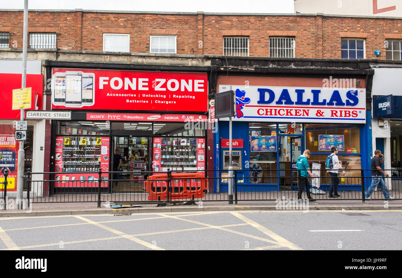 Dallas fritto di pollo shop e Fone Zone mobile e negozio di accessori su Clarence St, Kingston upon Thames, London , REGNO UNITO. Foto Stock