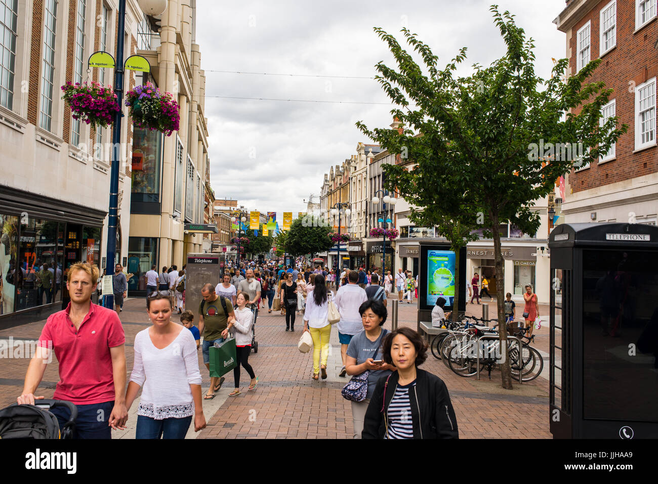 La gente a passeggiare e a fare shopping in Clarence Street , la principale strada pedonale dello shopping a Kingston Upon Thames, London , REGNO UNITO Foto Stock