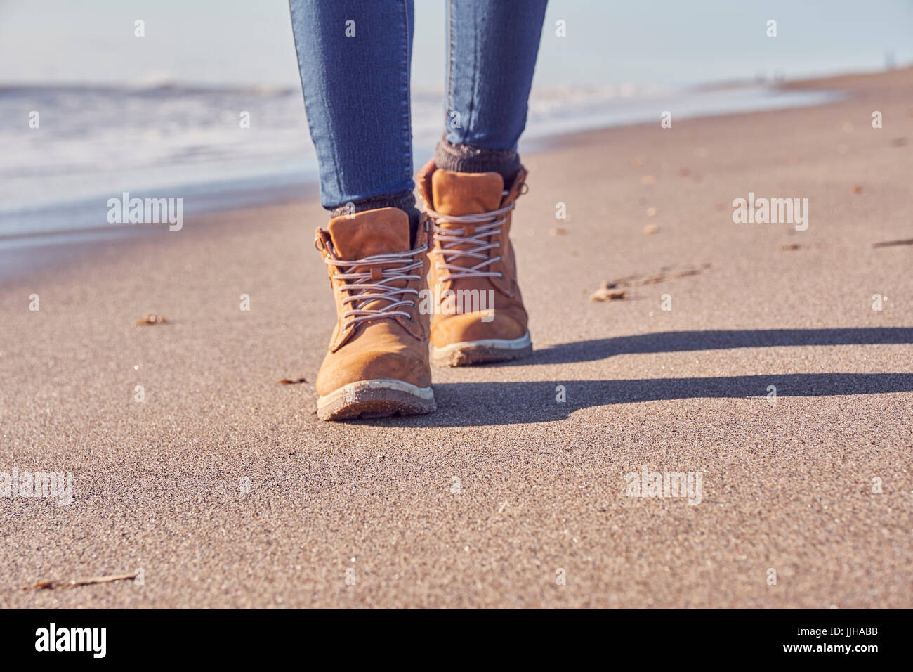 Una giovane donna di camminare sulla spiaggia. Foto Stock