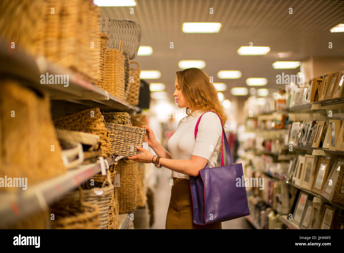 Una giovane donna su un viaggio di shopping. Foto Stock