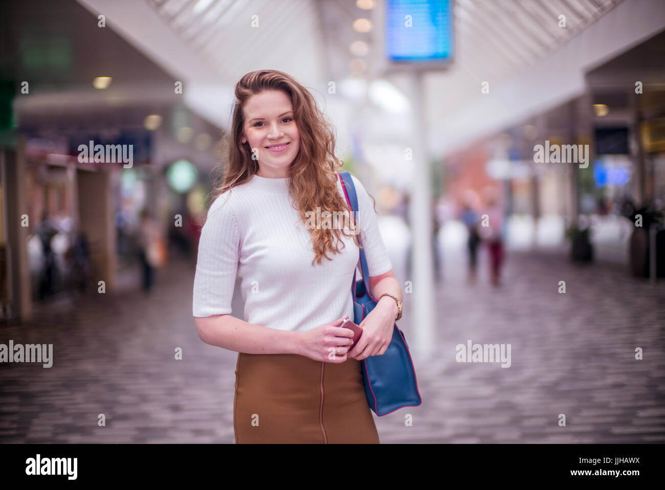 Una giovane donna di shopping per il giorno. Foto Stock