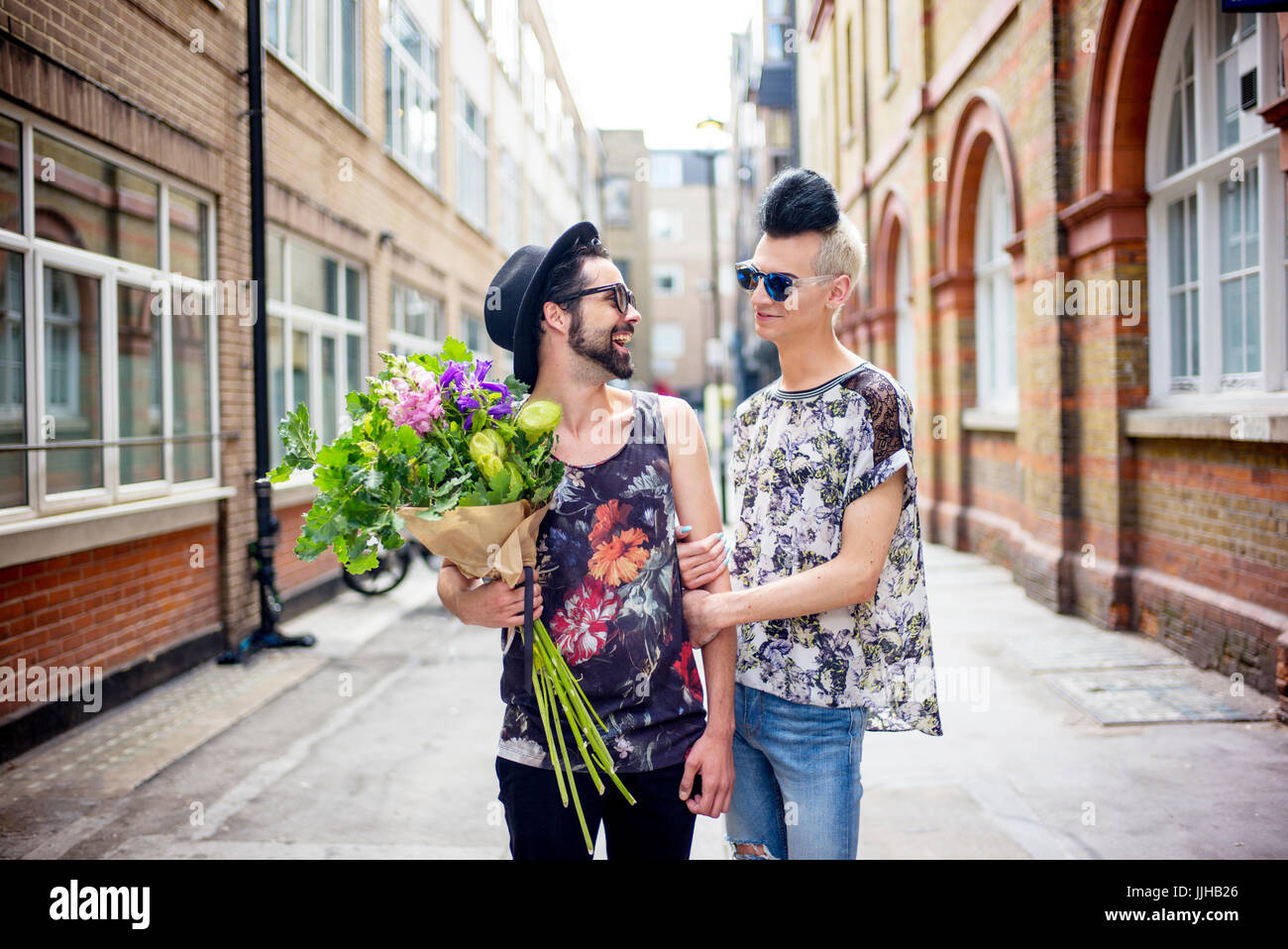 Una coppia gay godere di un giorno in Londra. Foto Stock