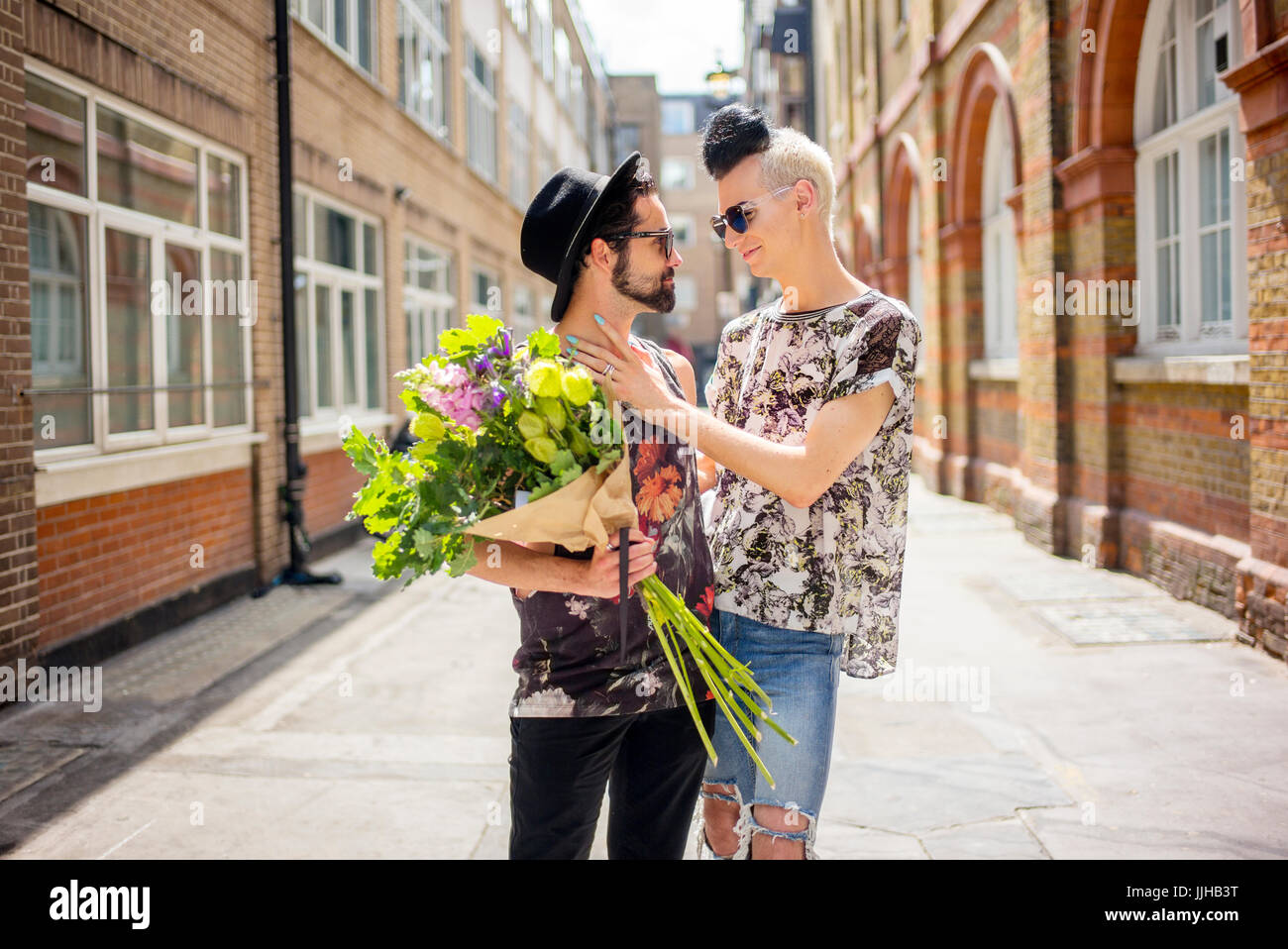 Una coppia gay godere di un giorno in Londra. Foto Stock