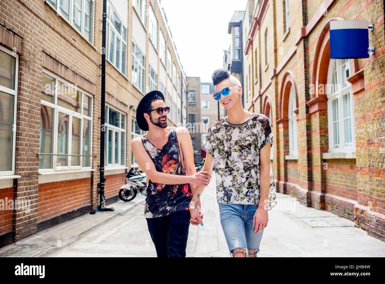Una coppia gay godere di un giorno in Londra. Foto Stock