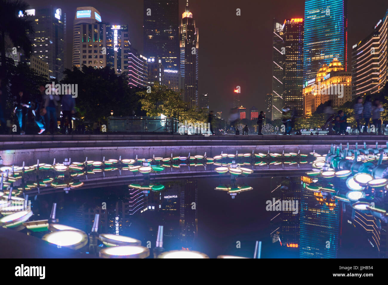 Huacheng Piazza Fontana si illumina di notte e tenebrologo con grattacieli - CBD di Guangzhou, Cina Foto Stock