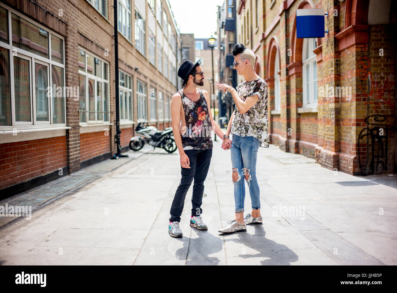 Una coppia gay godere di un giorno in Londra. Foto Stock