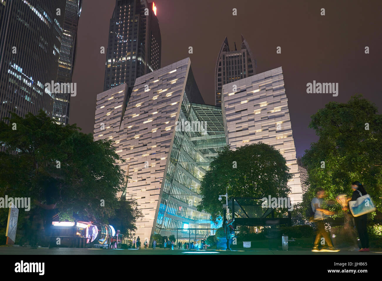 Il futuristico facciata della nuova Biblioteca di Guangzhou di notte - moderno pubblico cinese architettura del servizio Foto Stock