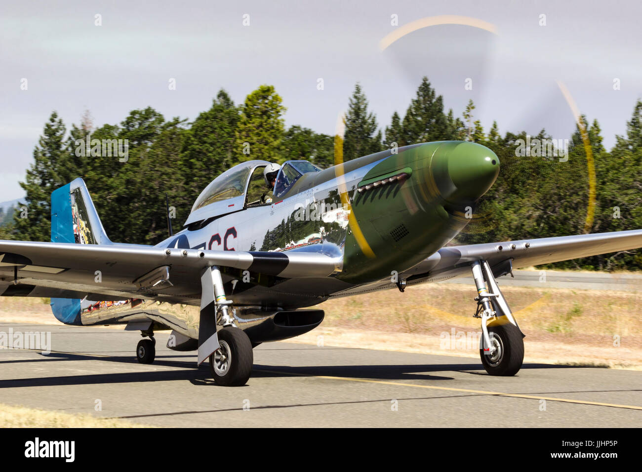 P-51D Mustang 44-63807 (N20MS) 'papà della ragazza' taxi sul Grass Valley rampa dopo l'arrivo. Foto Stock