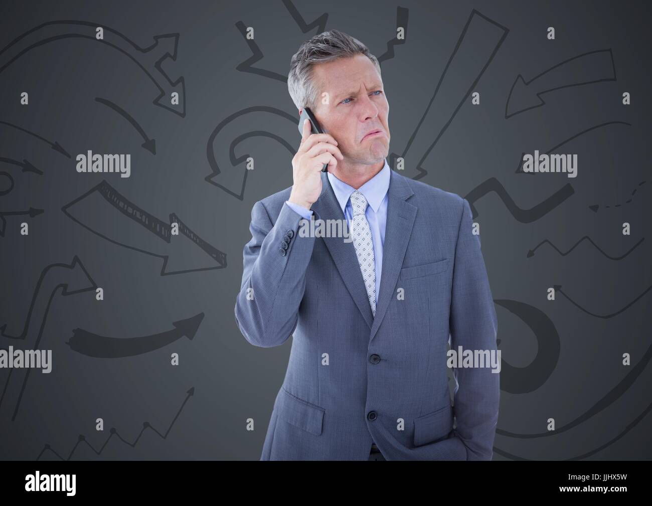 Frustrato uomo d affari contro uno sfondo grigio e grafica a freccia Foto Stock