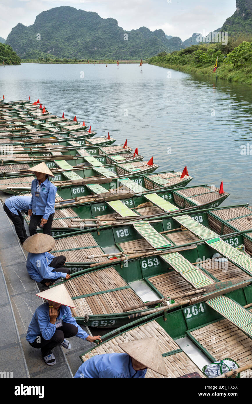 Barche in attesa per i turisti a Nin Binh, Hanoi Vietnam Foto Stock