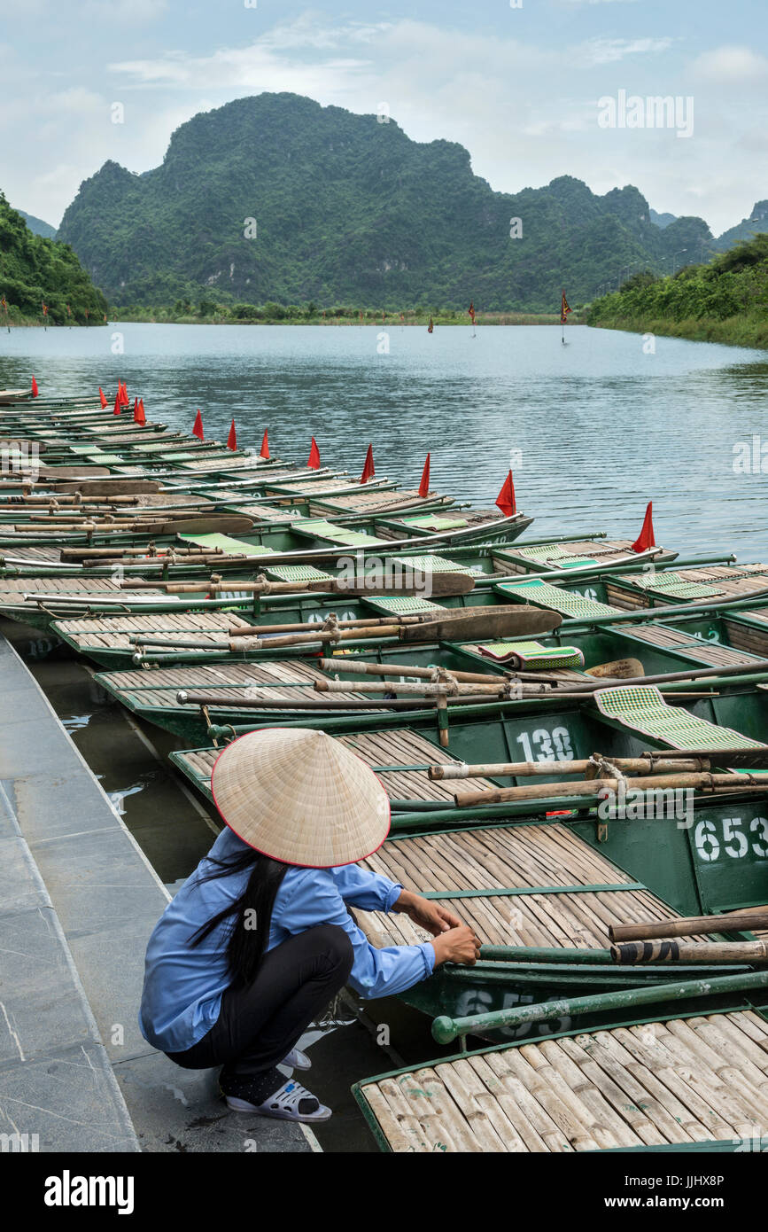 Barche in attesa per i turisti a Nin Binh, Hanoi Vietnam Foto Stock