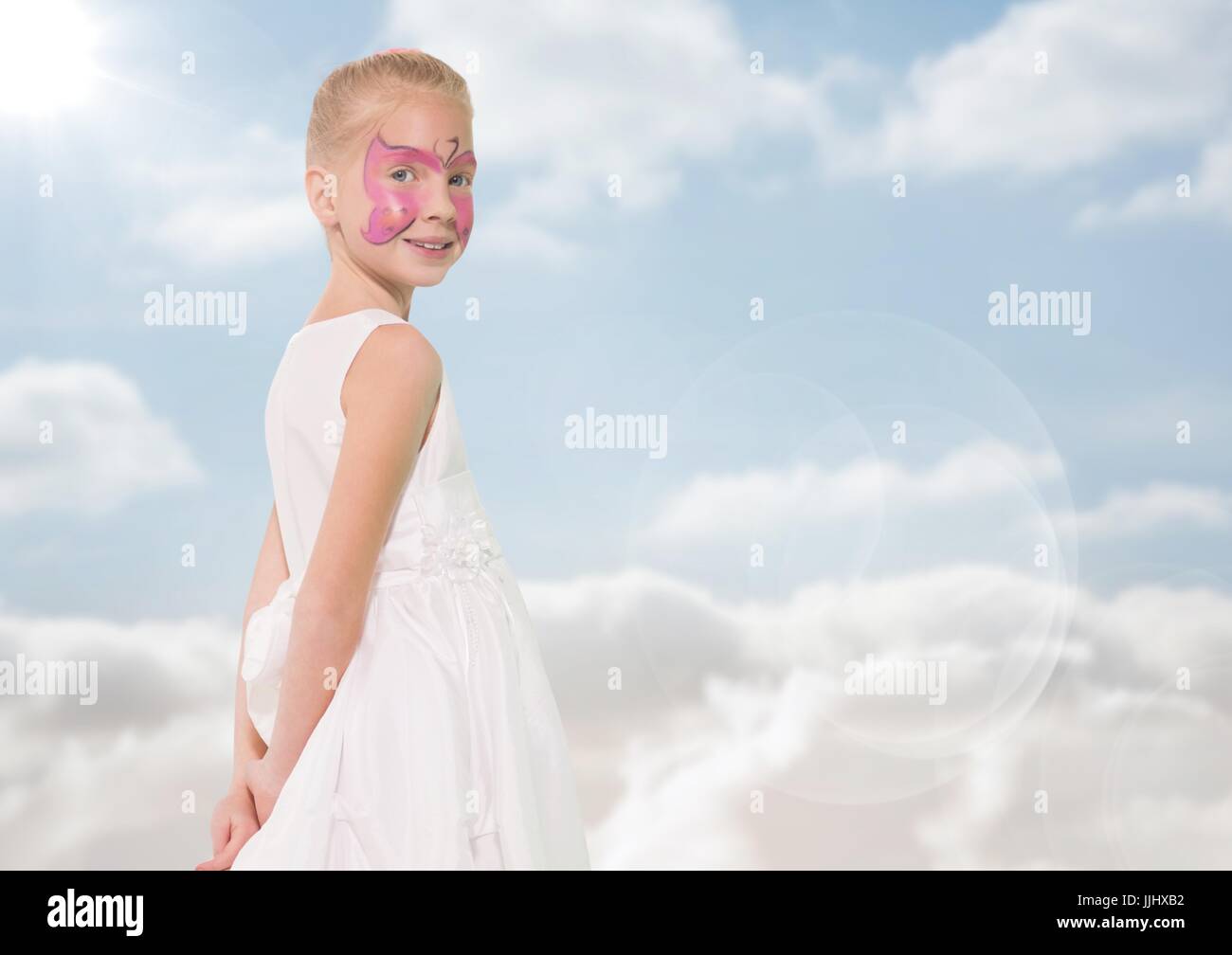 Ragazza con rosa facepaint contro sky con flare Foto Stock