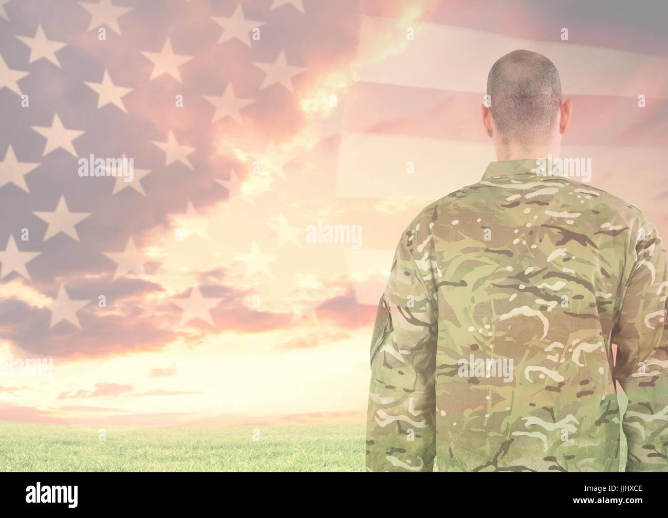 Vista posteriore di militari in piedi contro la bandiera americana Foto Stock