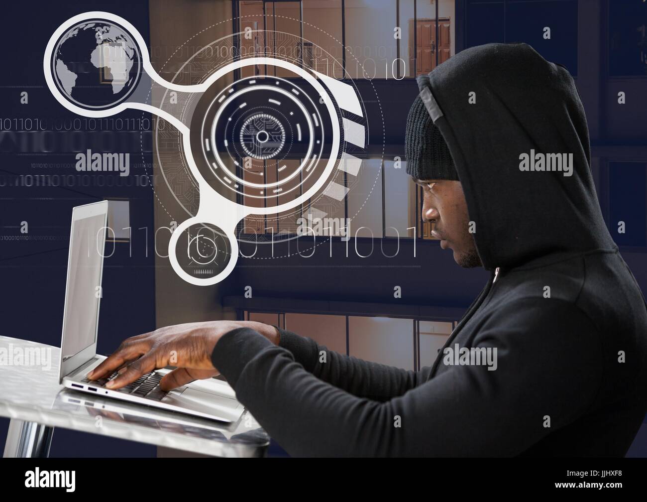 Vista laterale di hacker tramite un computer portatile su un tavolo di fronte 3D sfondo digitale Foto Stock
