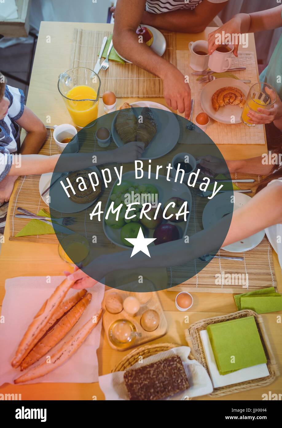 White quarta di luglio grafico nel cerchio blu contro il sovraccarico di cena in famiglia con sovrapposizione di colore rosso Foto Stock