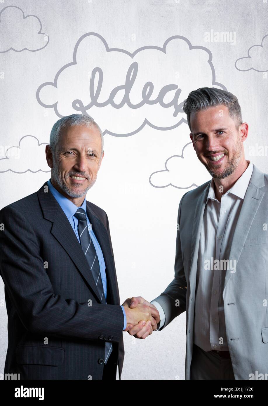 Gli uomini d' affari stringono le mani contro il muro bianco con idea scarabocchi Foto Stock