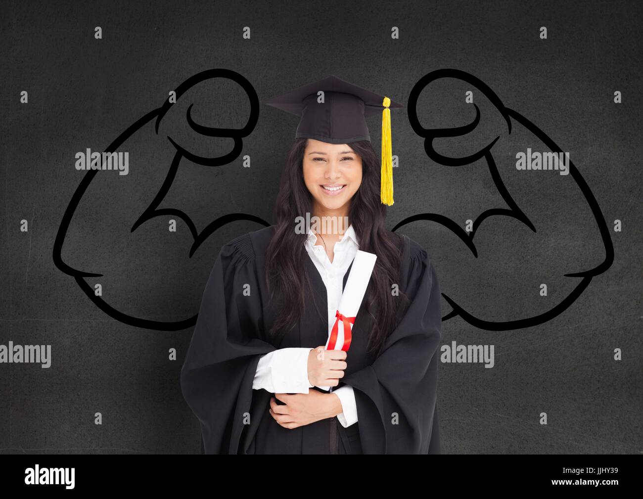 Felice laureato donna di fronte a pugni disegnare sulla lavagna a parete Foto Stock