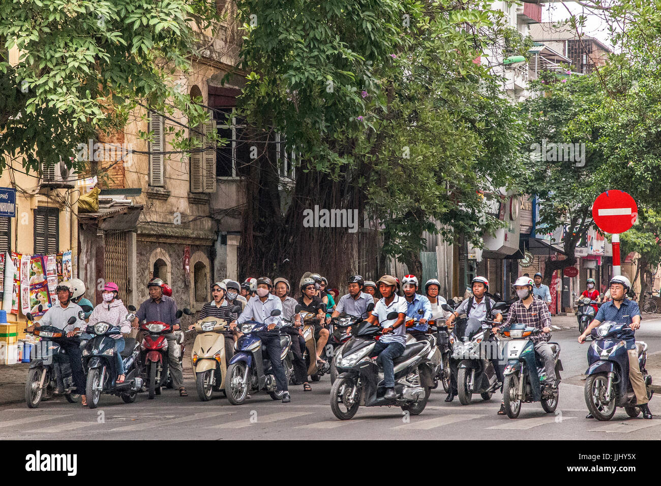 La mattina presto scena di strada con le motociclette Hanoi Vietnam Foto Stock