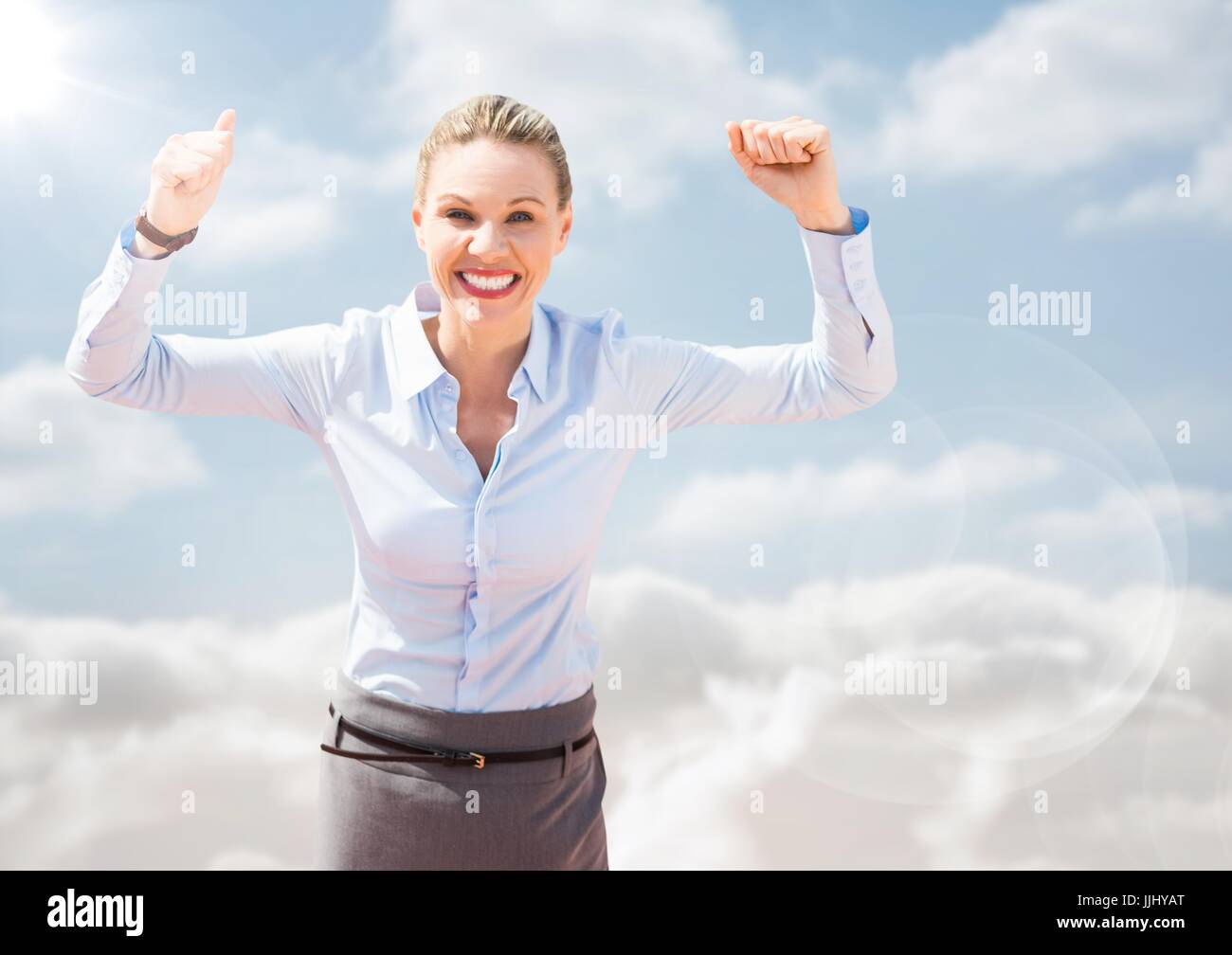 Business donna le mani in aria contro il cielo sereno con flare Foto Stock