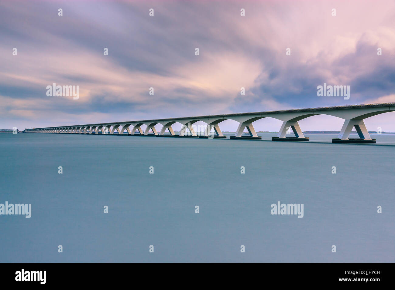 Il ponte di Zeeland (Olandese: Zeelandbrug) è il più lungo ponte nei Paesi Bassi. Il ponte attraversa il Oosterschelde estuario. Esso collega le isole Foto Stock