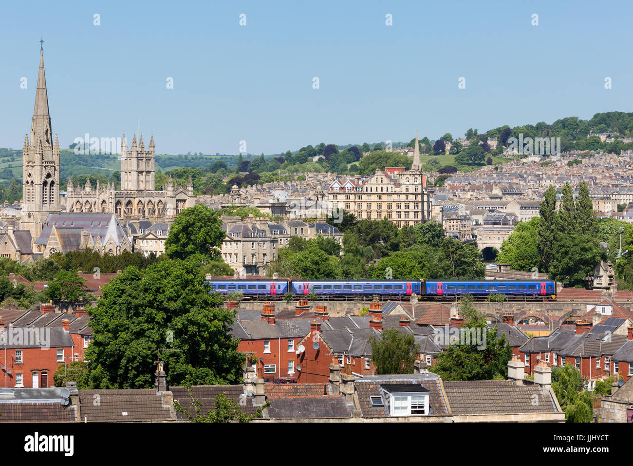 BATH, Regno Unito - 26 Maggio 2017: colpo lungo della Città di Bath con un grande Western treno che passa attraverso la parte inferiore del telaio. Foto Stock