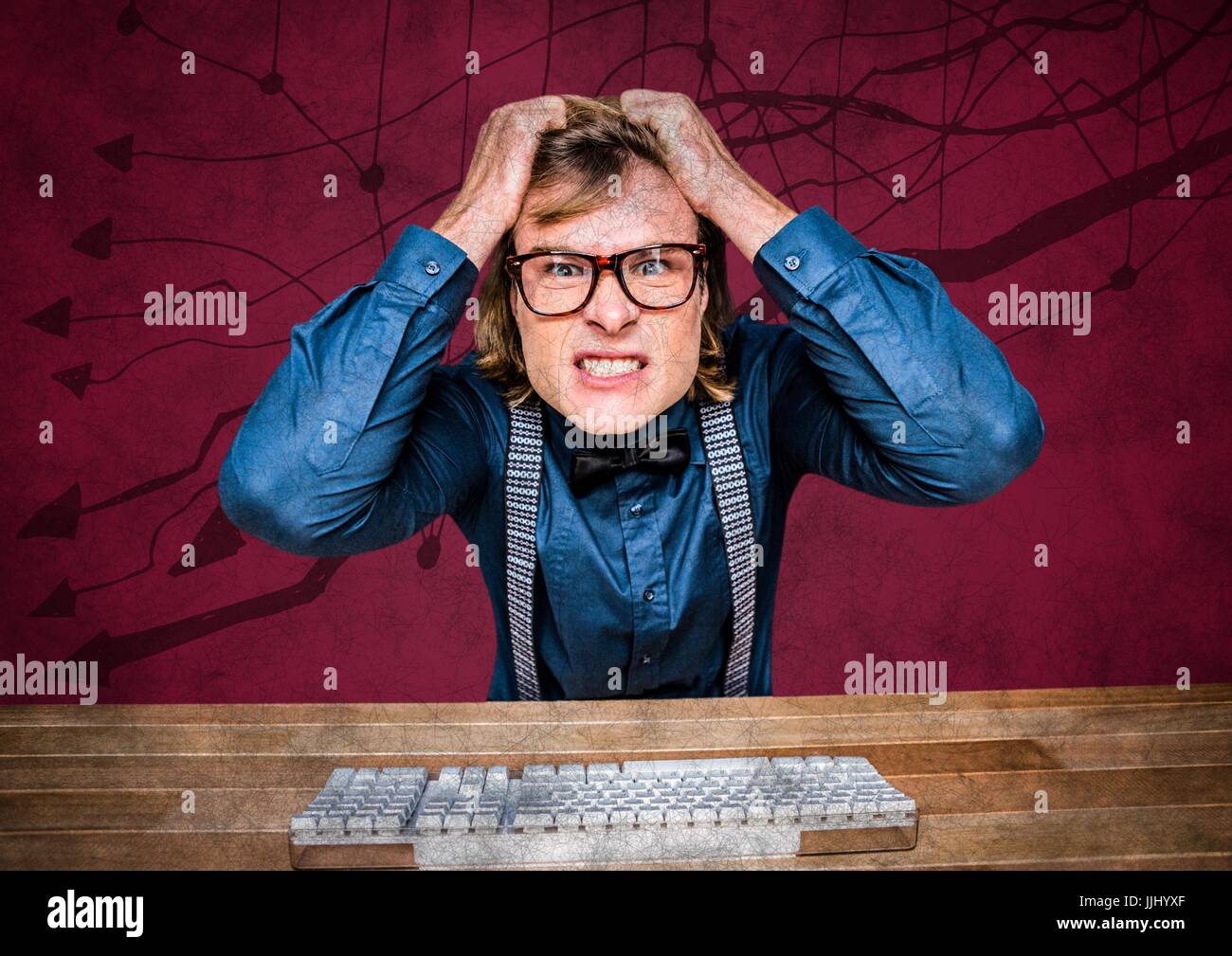 Frustrati business Uomo alla scrivania contro sfondo marrone rossiccio e grafica a freccia Foto Stock