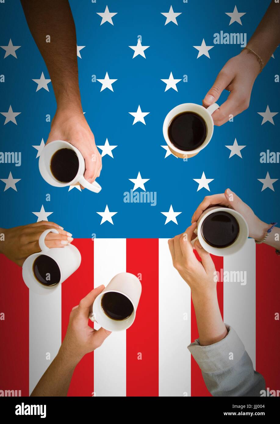 Gli amici sorseggiando un caffè contro la bandiera americana Foto Stock
