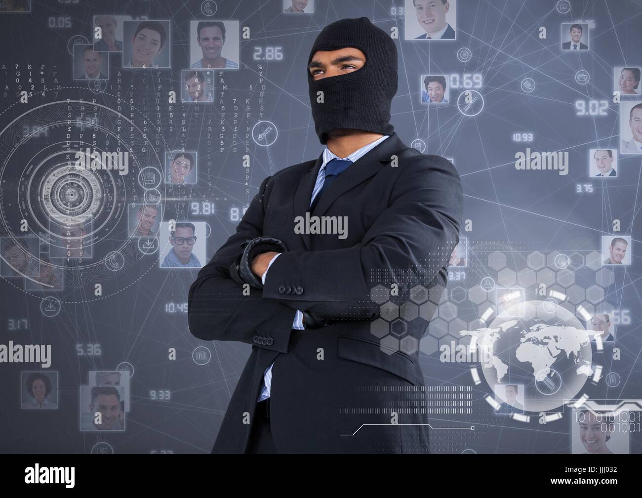 Imprenditore con cappa e con le braccia incrociate davanti a sfondo digitale Foto Stock