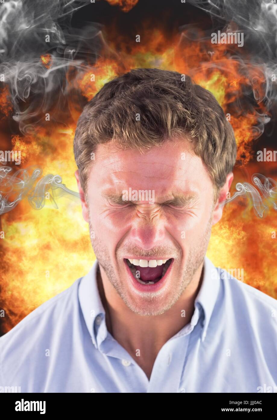 Uomo di rabbia gridando con vapore sulle orecchie e il fuoco dietro di lui. Foto Stock