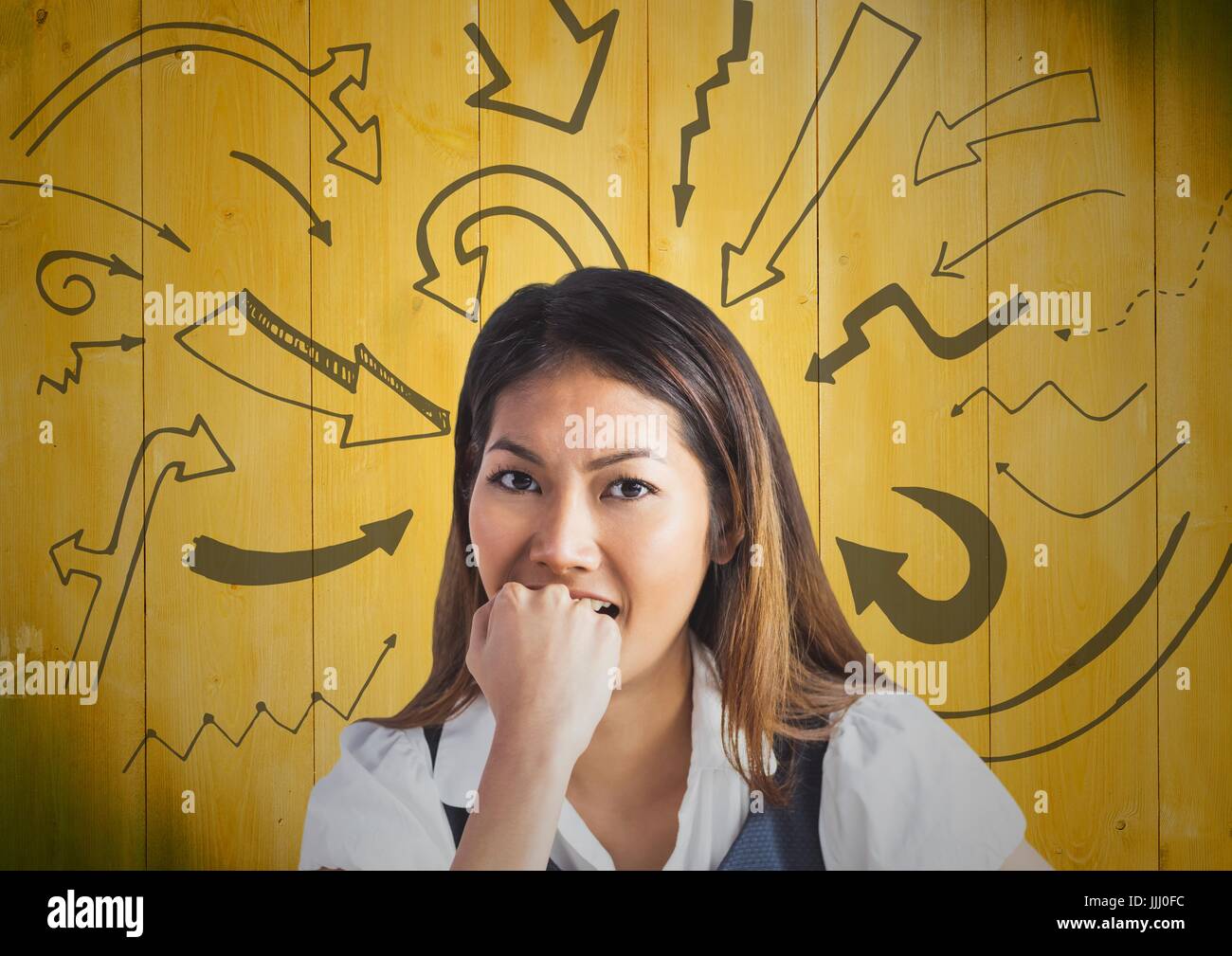 Frustrati business donna contro 3D giallo pannello di legno e grafica a freccia Foto Stock