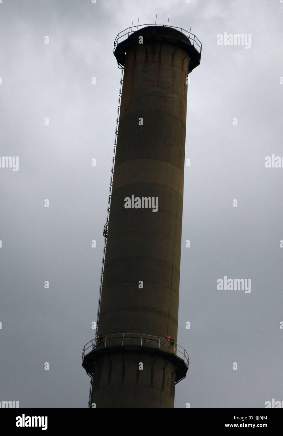 Singolo fumaiolo in cielo grigio Foto Stock