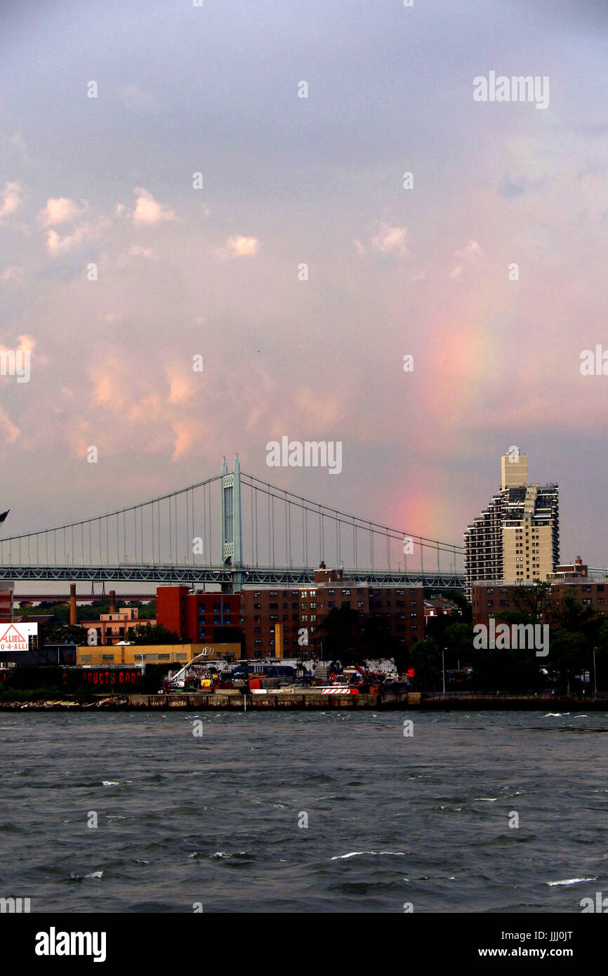Rainbow su Triborough Bridge e East River Foto Stock