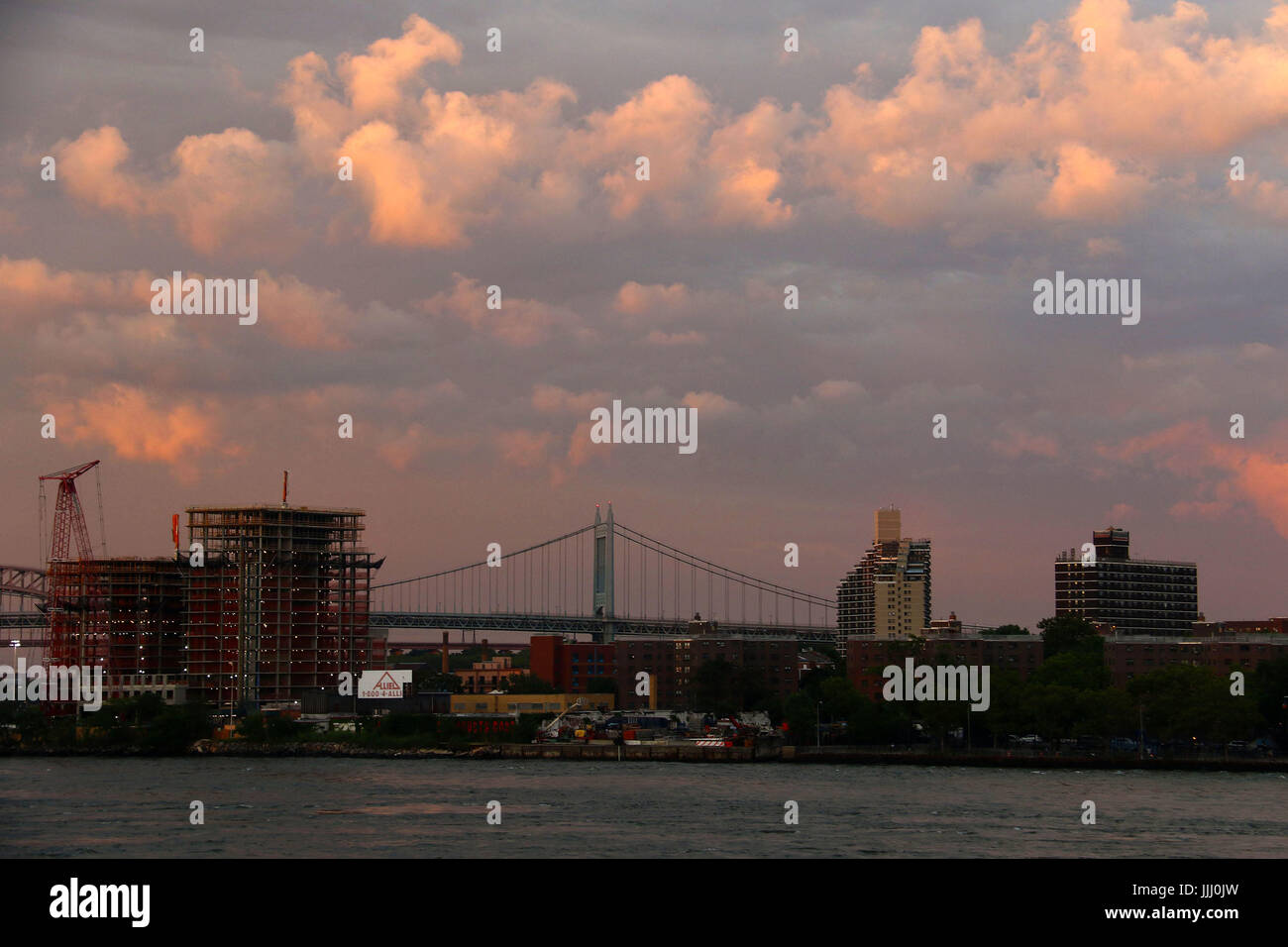 Twilight su Triborough Bridge e East River con le nuvole Foto Stock