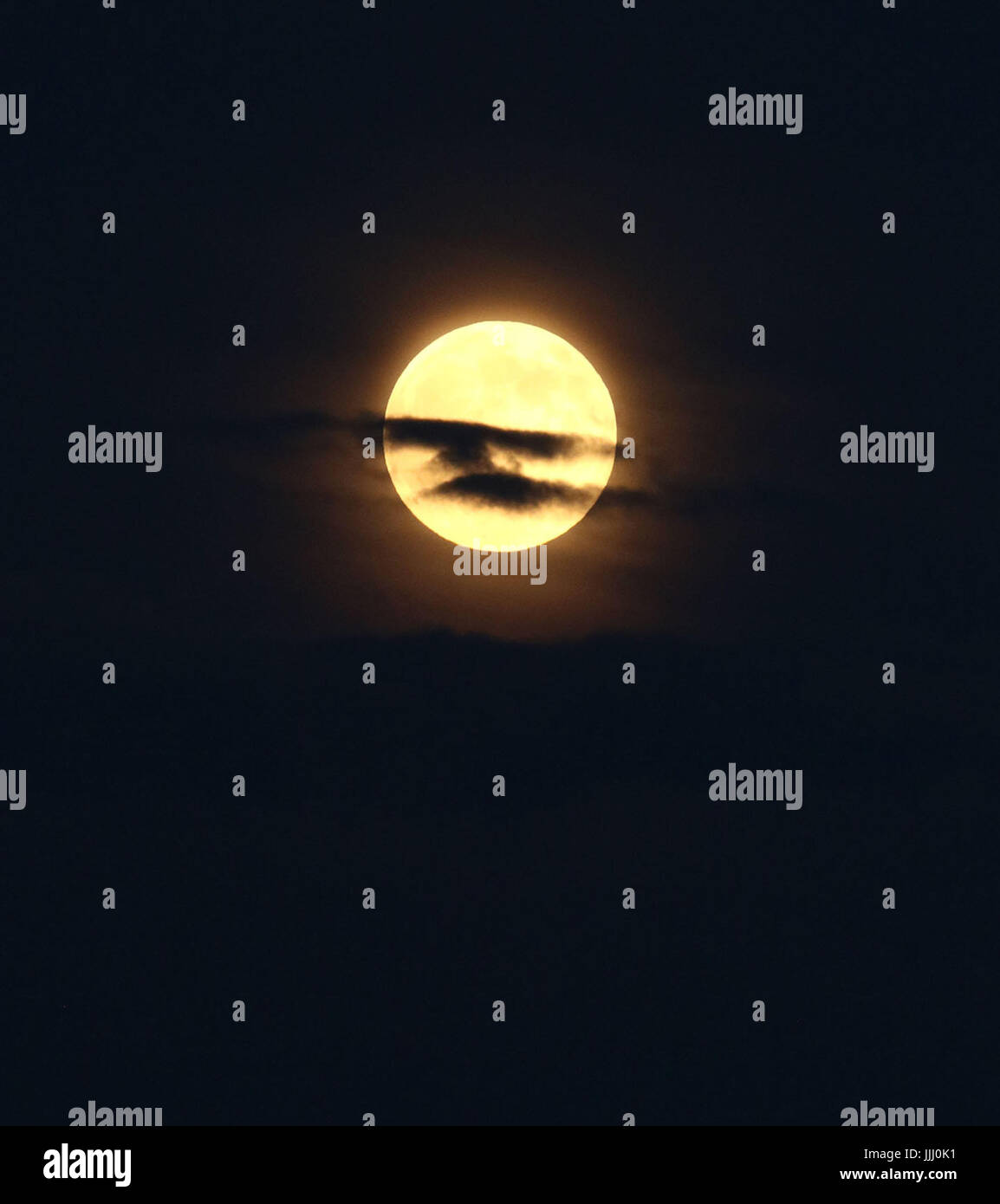 Luna piena con le nuvole Foto Stock