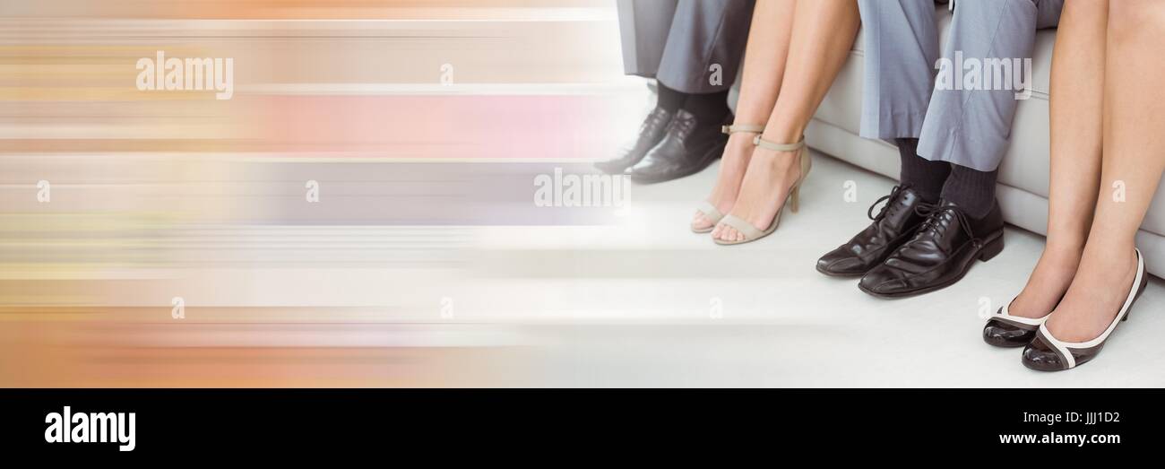 Close up di gambe sul lettino con sfocate transizione arancione Foto Stock
