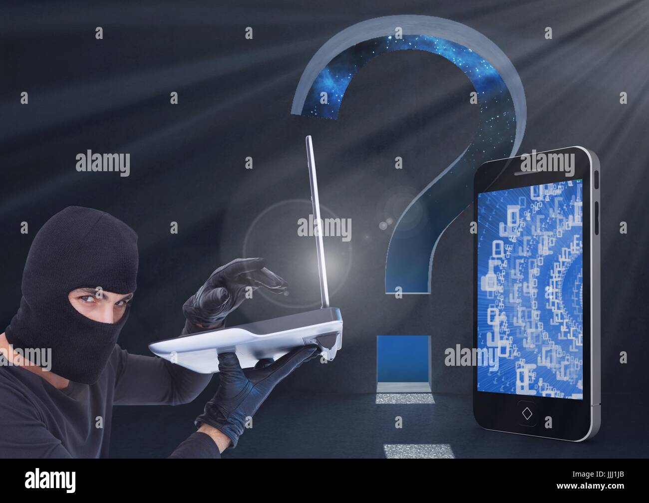 Il pirata informatico utilizza un portatile di fronte a sfondo digitale con smartphone digitale e punto interrogativo Foto Stock
