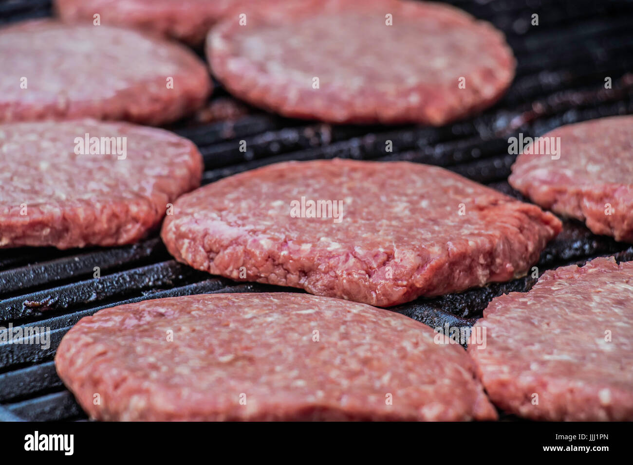 Close up di hamburger gli hamburger sul grill Foto Stock