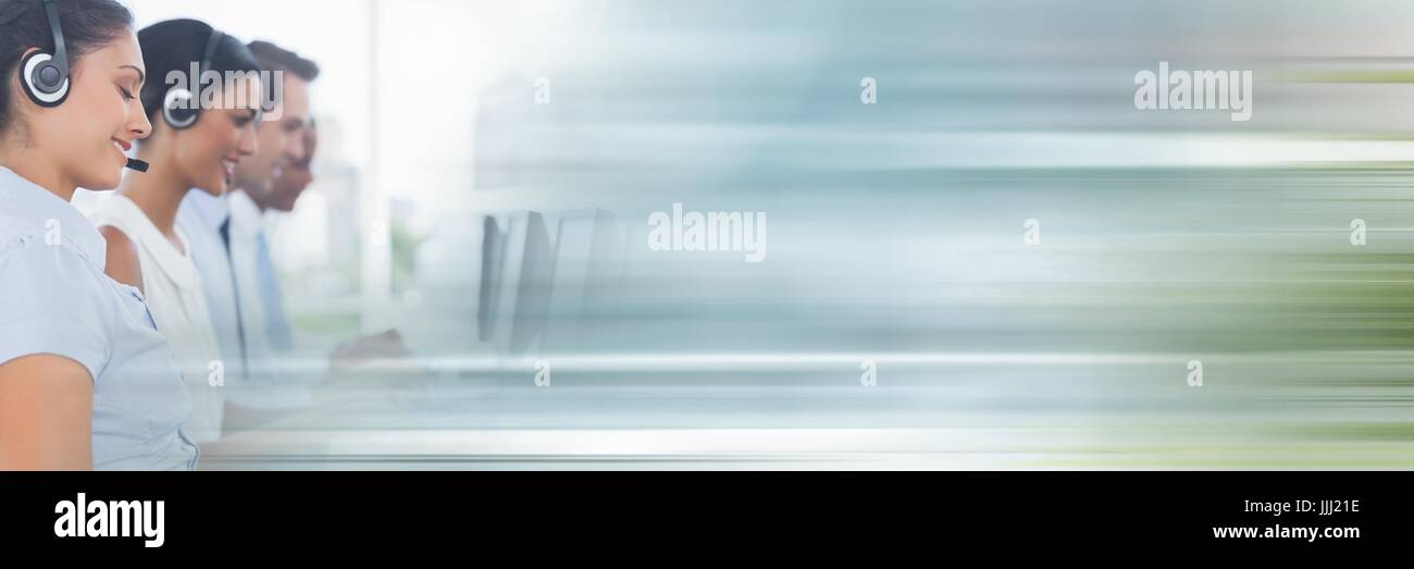 Servizio clienti assistenti con auricolari con sfondo luminoso Foto Stock