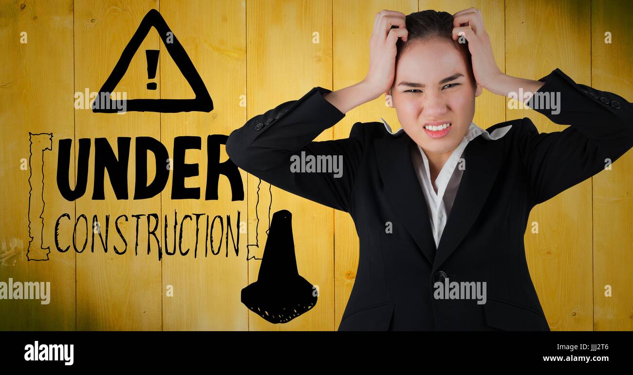 Frustrati business donna contro giallo pannello di legno e costruzione graphic Foto Stock