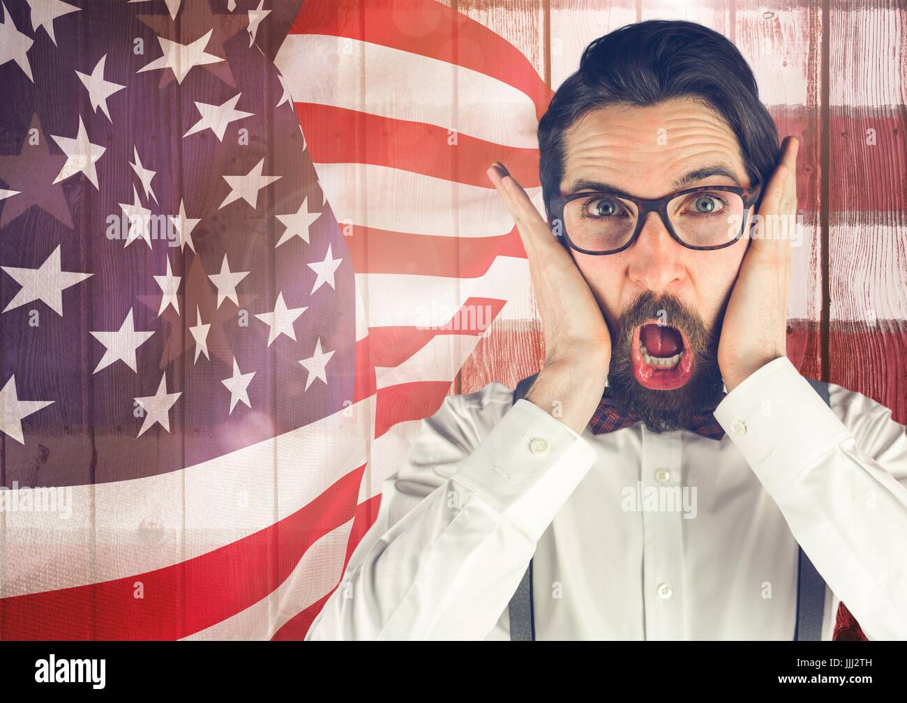 Crazy hipster in piedi su una bandiera americana sfondo Foto Stock